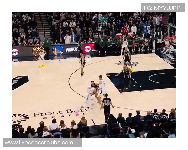 文班亚马首场比赛表现耀眼五次盖帽和隔扣字母哥引发热烈讨论